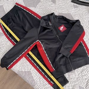 It's a set, jacket new.Priced jacket only. Pants gently worn I send them as gift